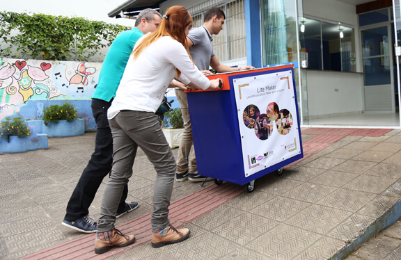 Lite maker entrando na escola